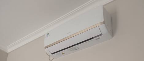 Un equipo de aire acondicionado blanco instalado en una pared.