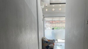 Un couloir avec un canapé et une vue sur l’extérieur.