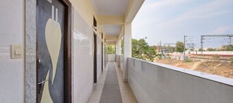 iROOMZ Hotel Sweekar Suites