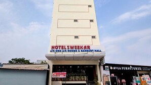 Een hotel genaamd 'HOTEL SWEEKAR' met kamers voorzien van airconditioning en kamers zonder airconditioning, en een feestzaal.