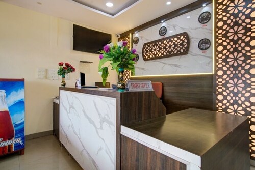 iROOMZ Hotel Sweekar Suites