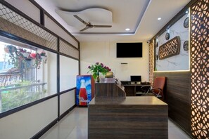 Reception - iROOMZ Hotel Sweekar Suites (Hyderabad)