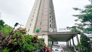A high-rise building with a sign reading "TAMANSAR PANORAM". - OYO 93828 Apartemen Tamansari Panoramic By Narel Room (Bandung)