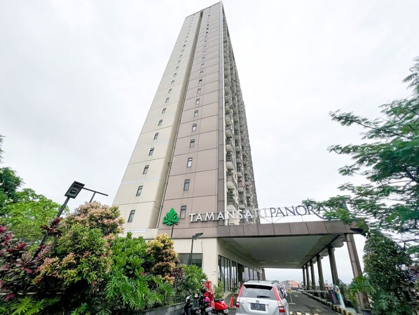 A high-rise building with a sign reading "TAMANSAR PANORAM". - OYO 93828 Apartemen Tamansari Panoramic By Narel Room (Bandung)