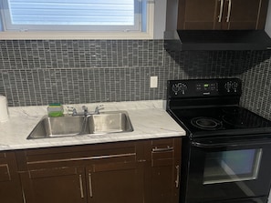 Frigorífico, microondas, horno y placa de cocina