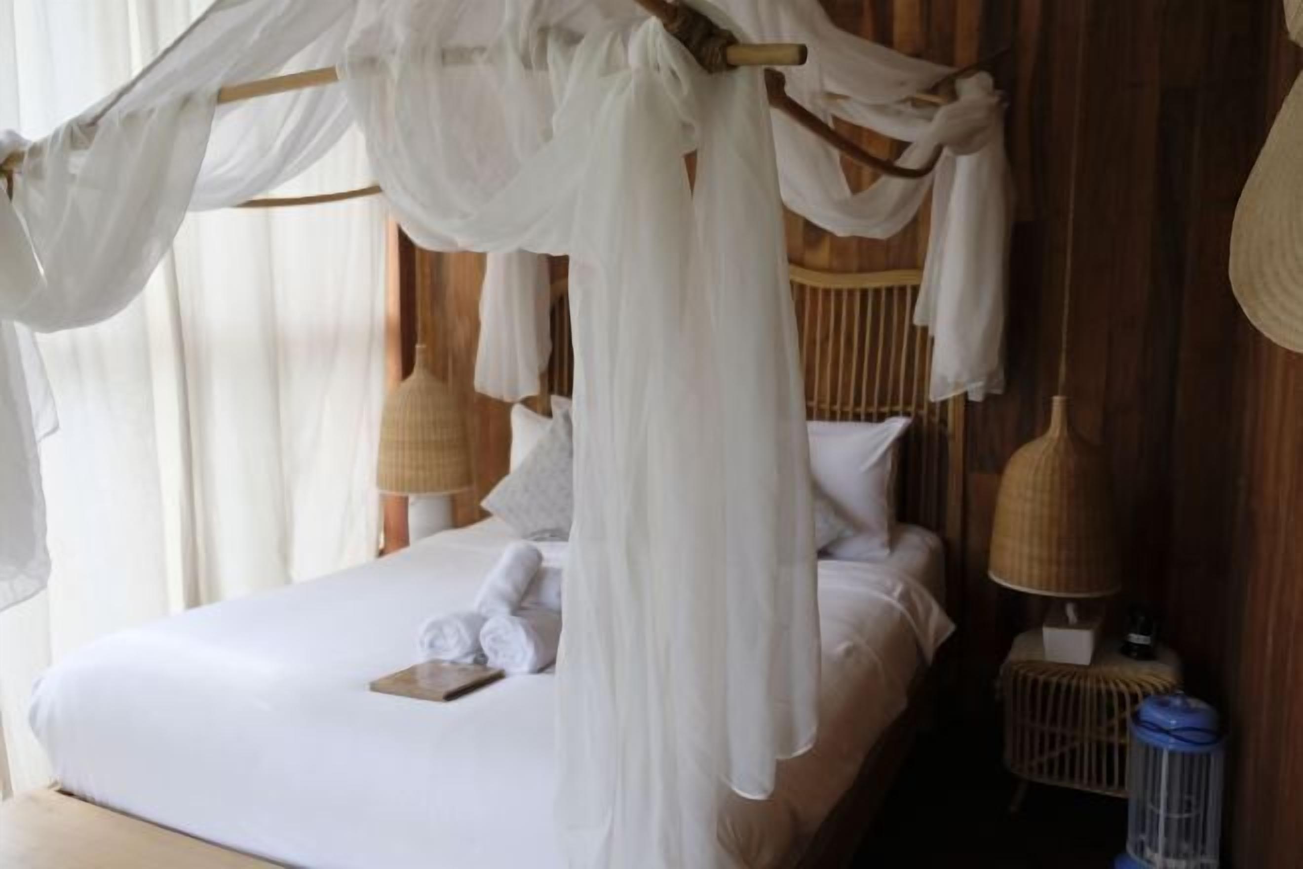 Free minibar items, free WiFi, bed sheets