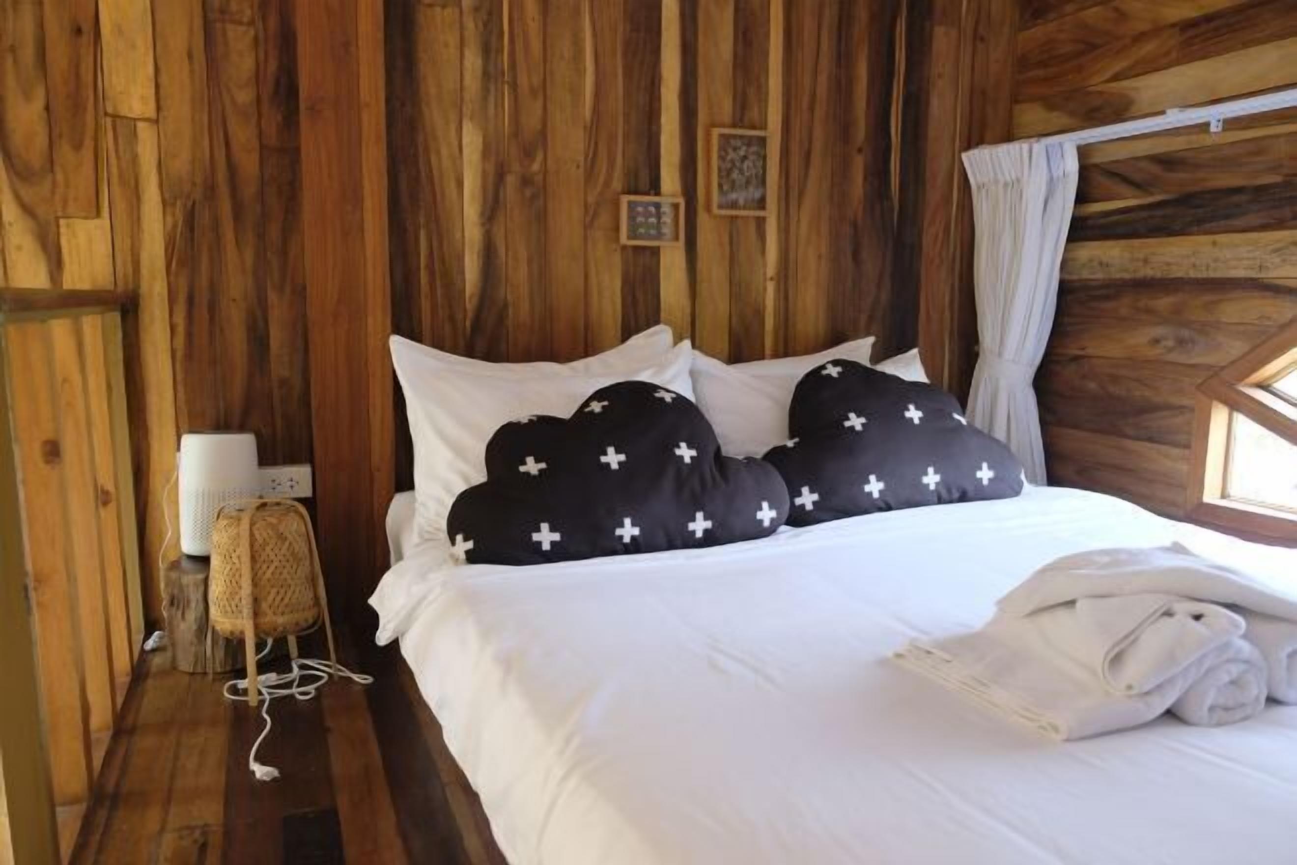 Free minibar items, free WiFi, bed sheets