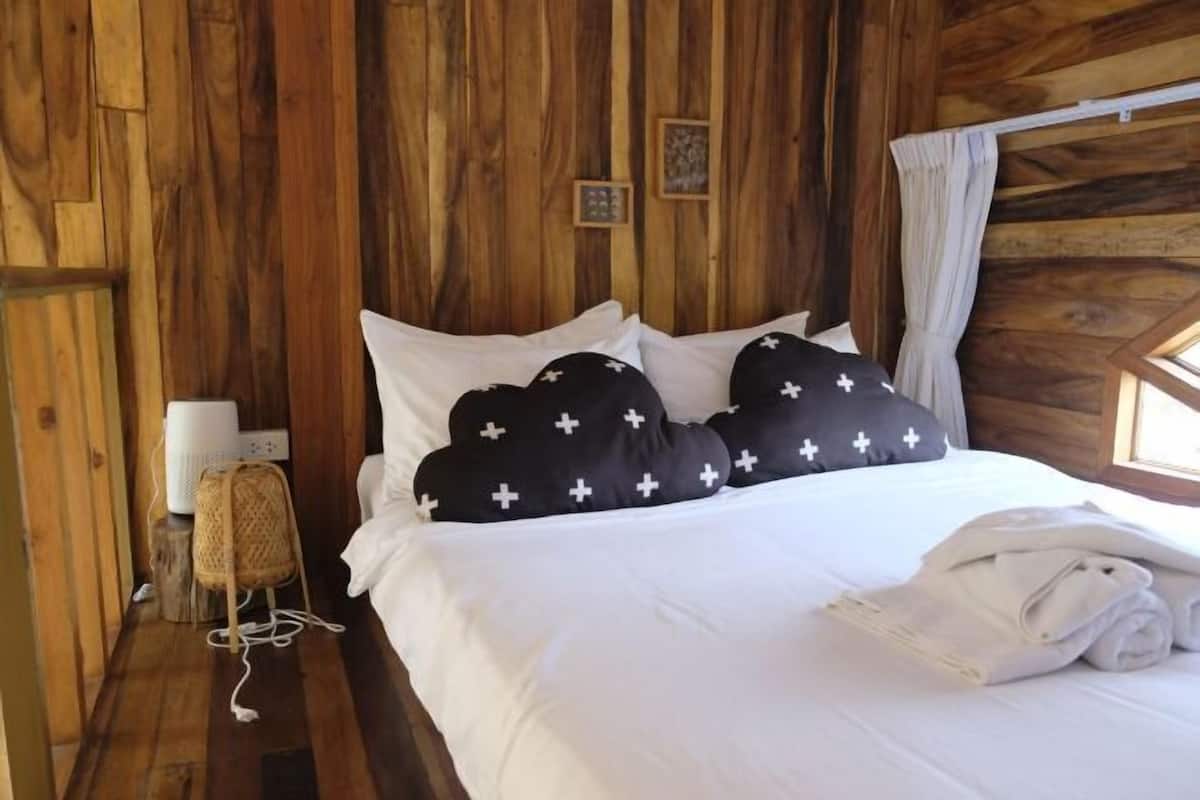 Isi minibar gratis, Wi-Fi gratis, dan seprai linen