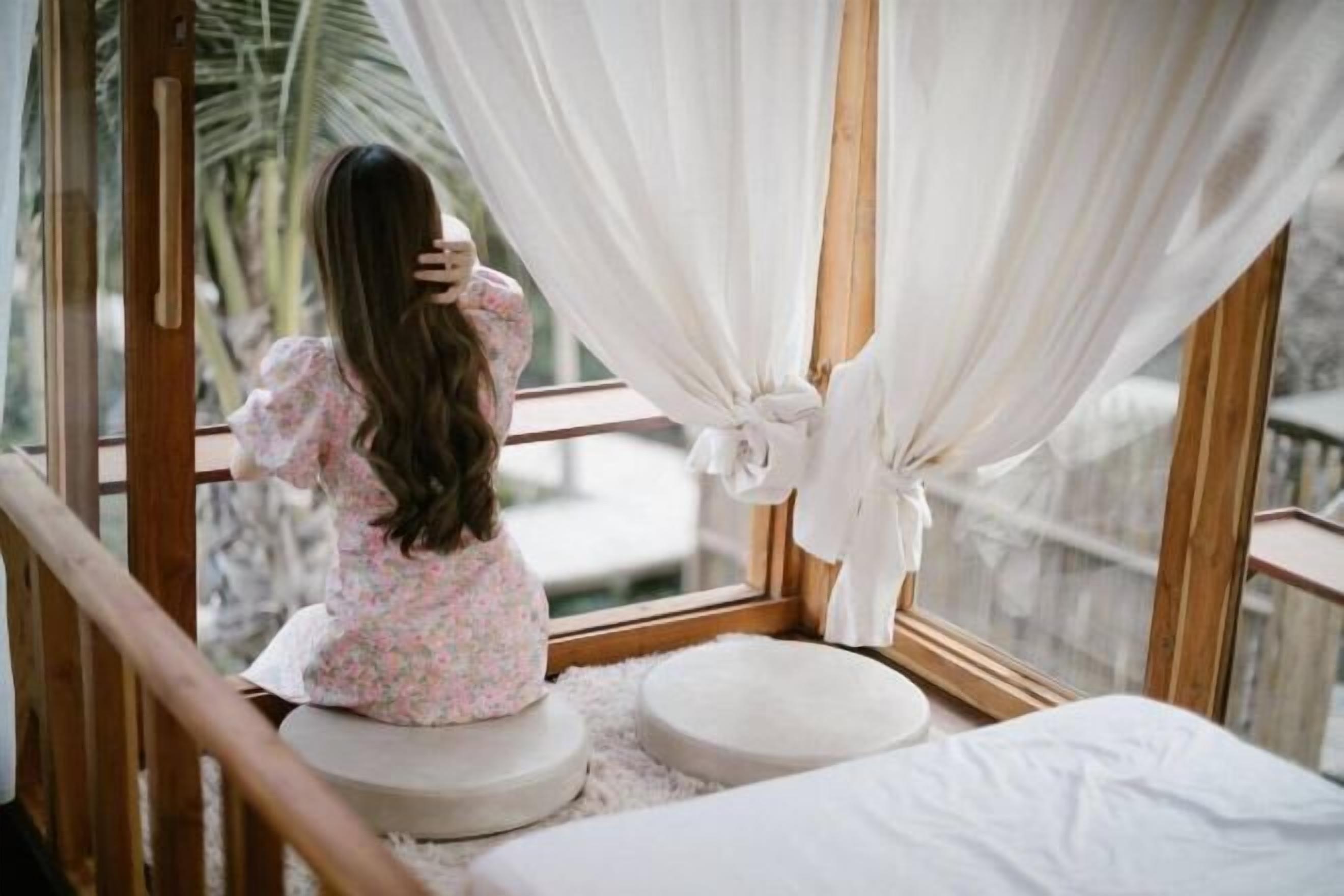 Free minibar items, free WiFi, bed sheets