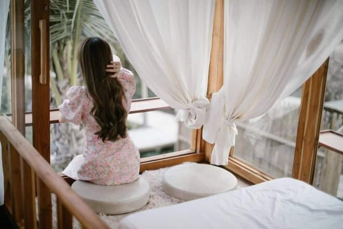 Isi minibar gratis, Wi-Fi gratis, dan seprai linen