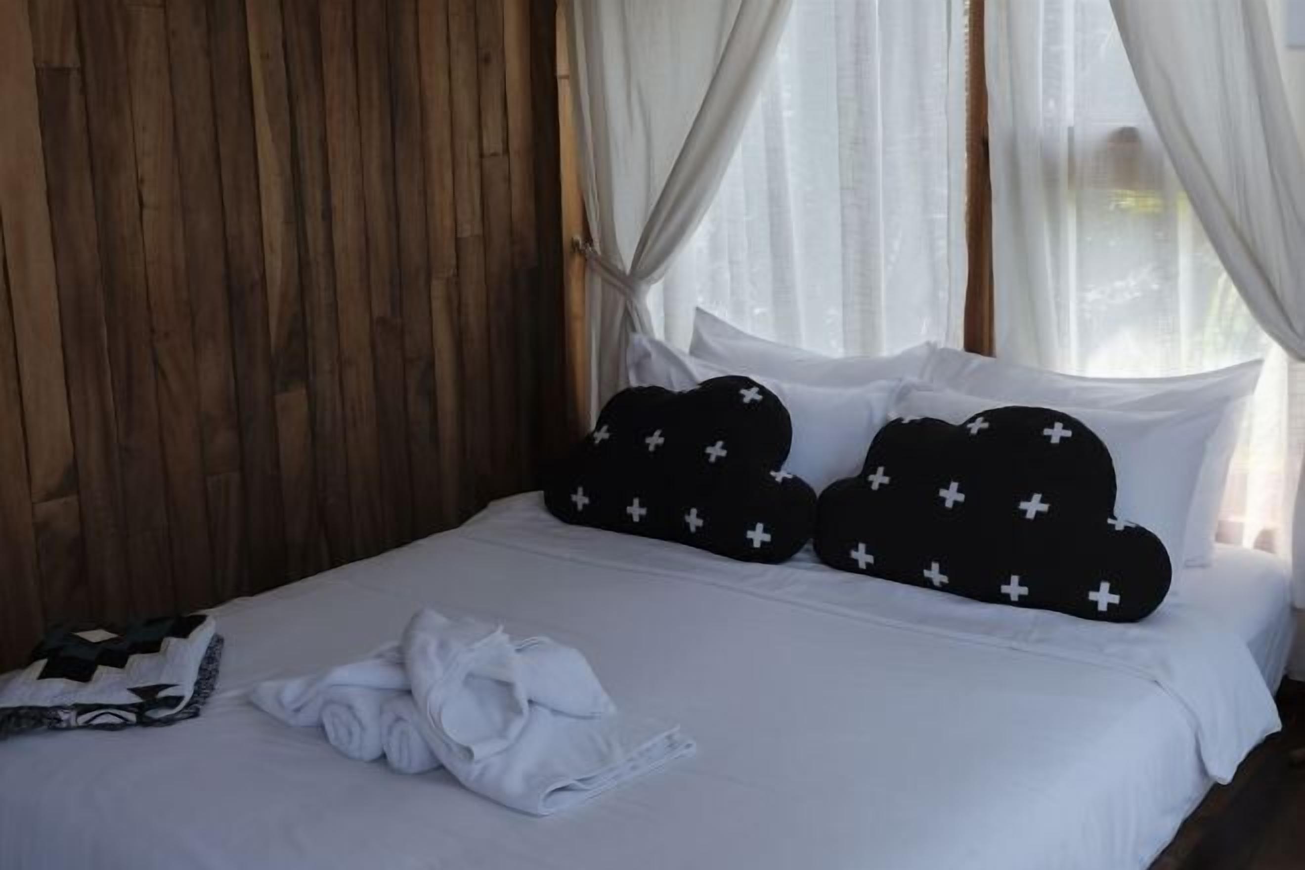 Free minibar items, free WiFi, bed sheets