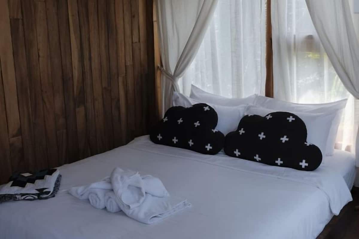 Isi minibar gratis, Wi-Fi gratis, dan seprai linen