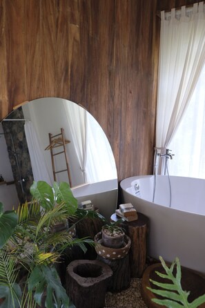 Maison romantique | Salle de bain | Articles de toilette (gratuits), séchoir à cheveux, peignoirs