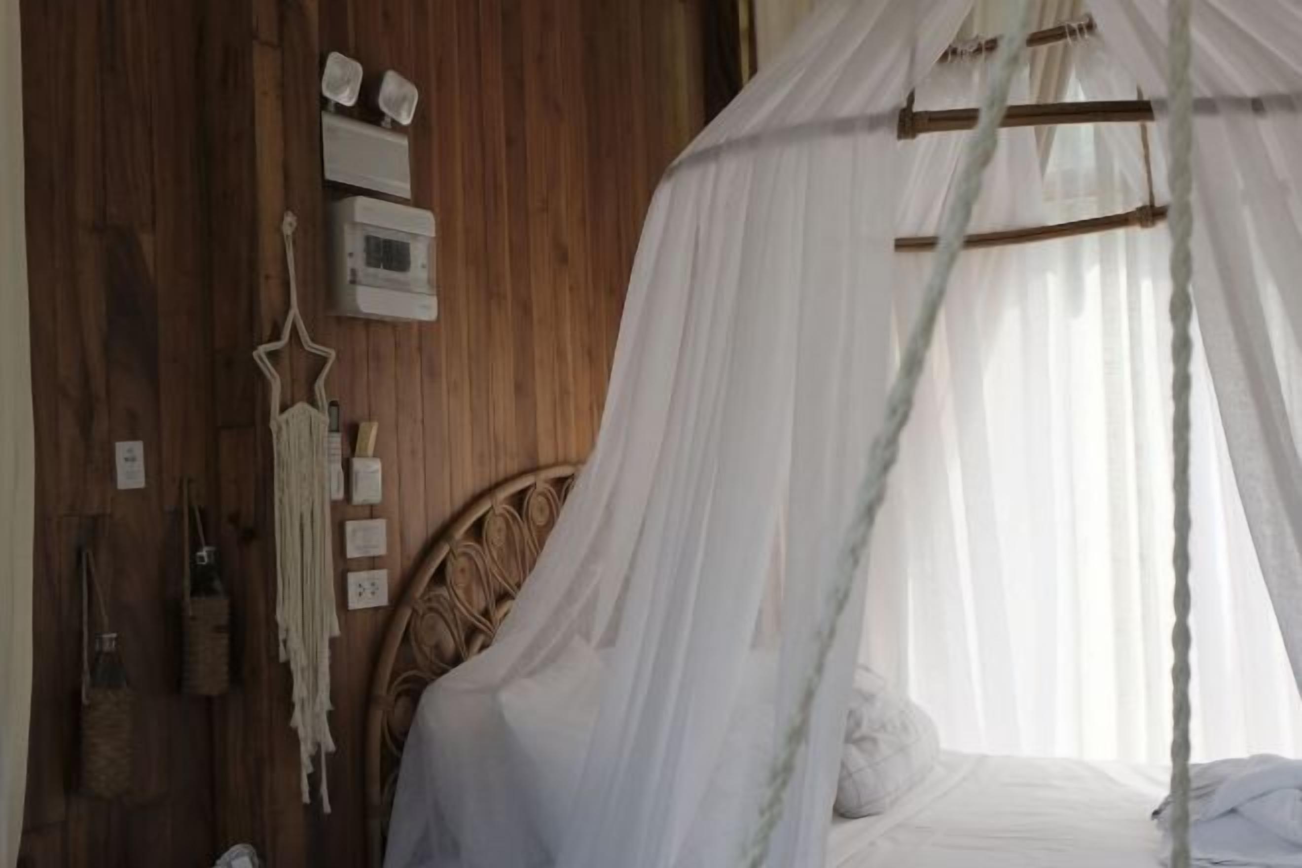 Free minibar items, free WiFi, bed sheets