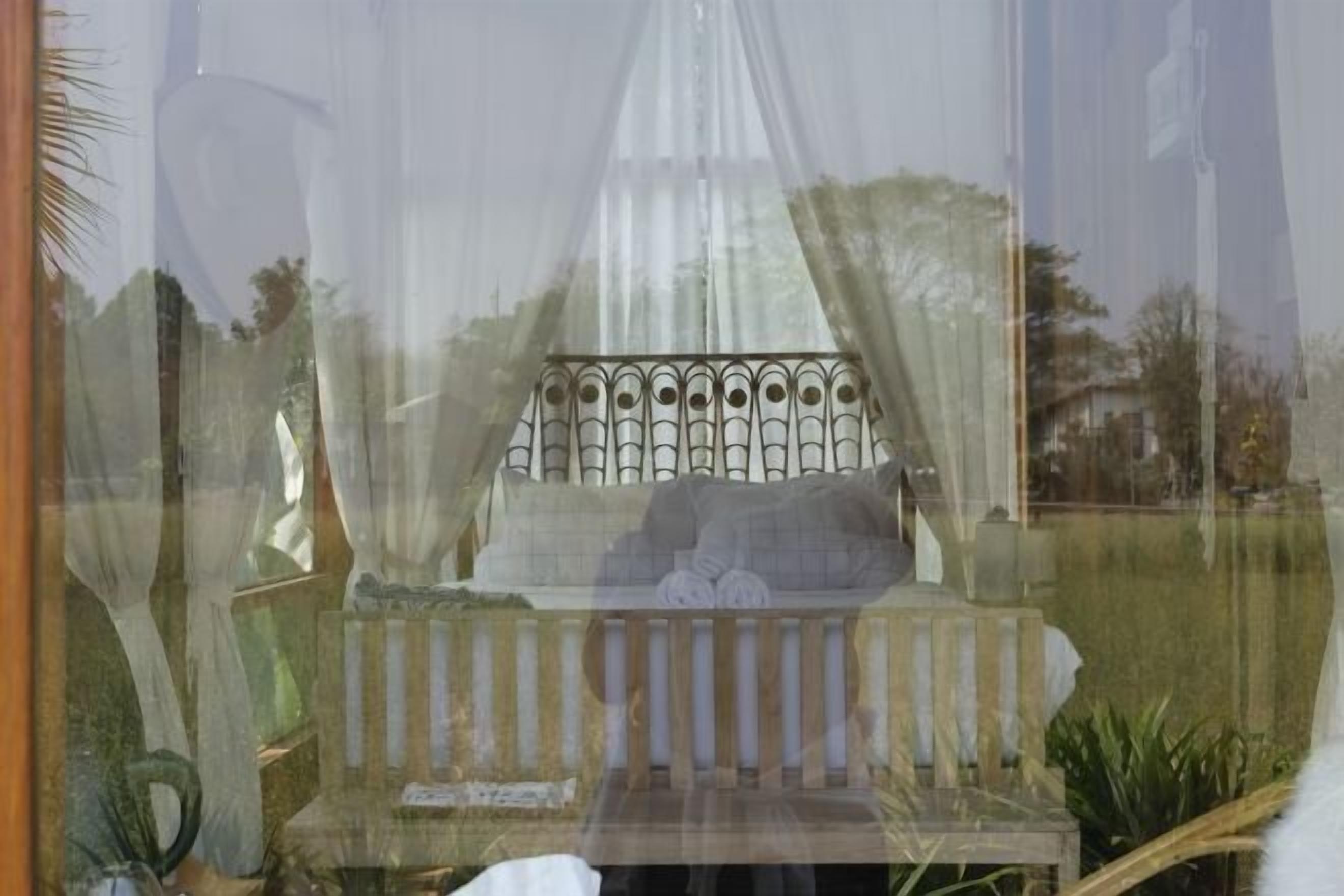 Free minibar items, free WiFi, bed sheets