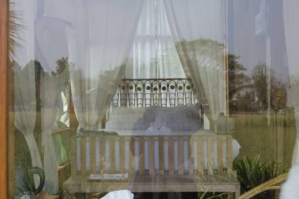 Free minibar items, free WiFi, bed sheets