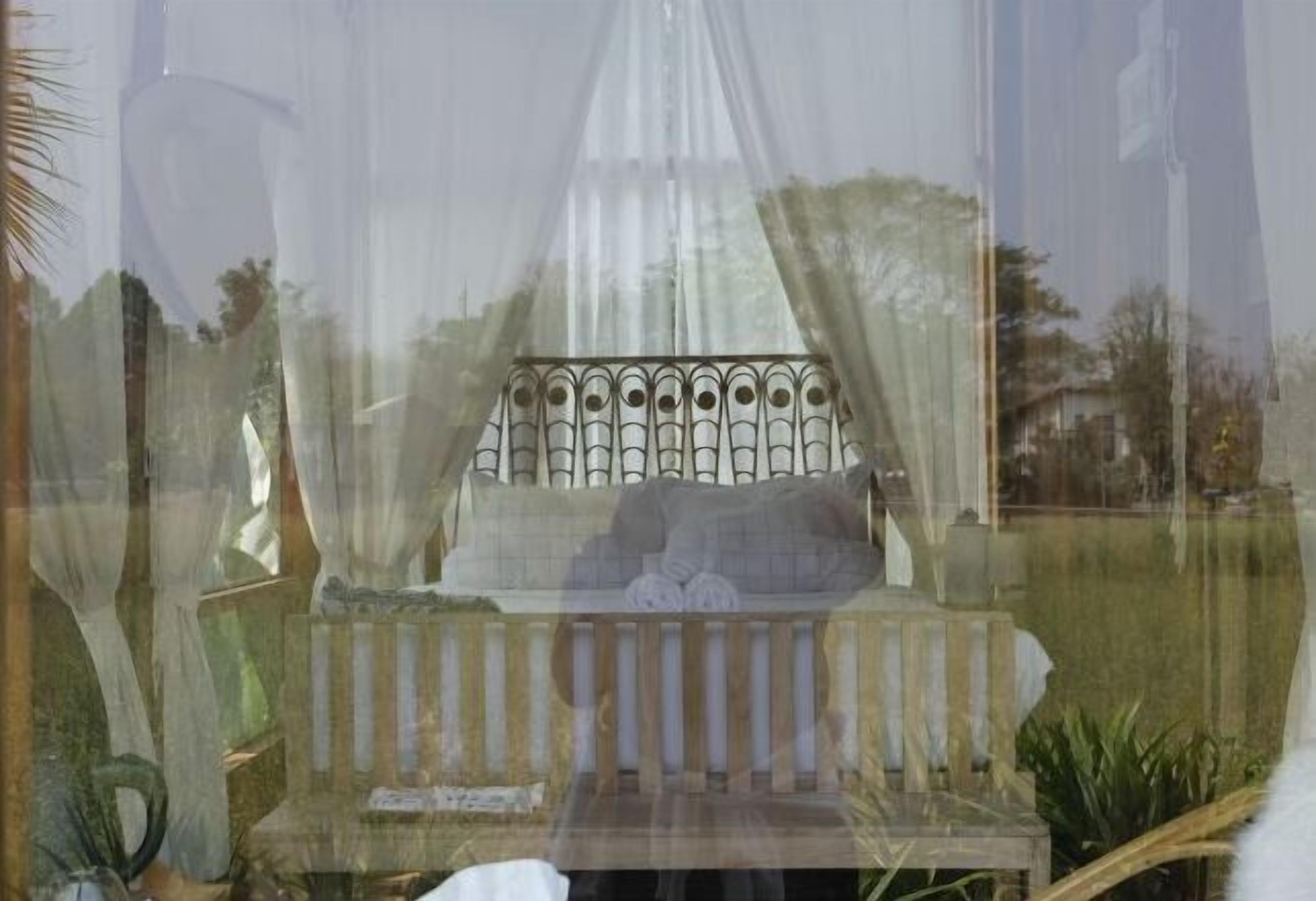 Free minibar items, free WiFi, bed sheets