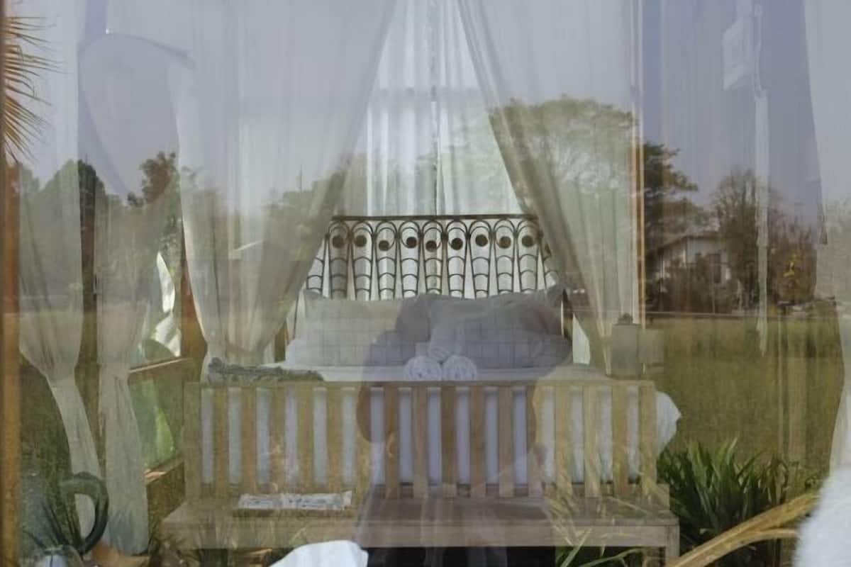 Isi minibar gratis, Wi-Fi gratis, dan seprai linen