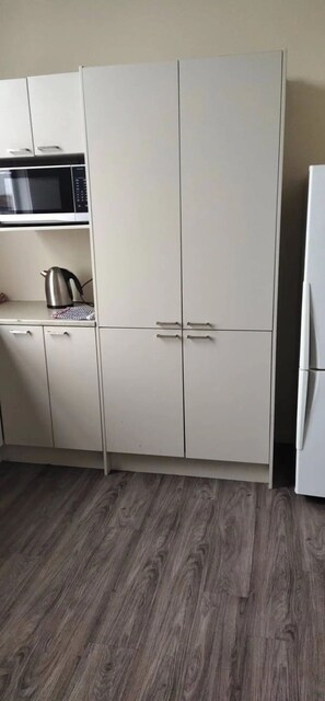 Fridge, microwave, oven, electric kettle - Lovely 4 bedrooms unit with Free parking and Wi-Fi (Hamilton)