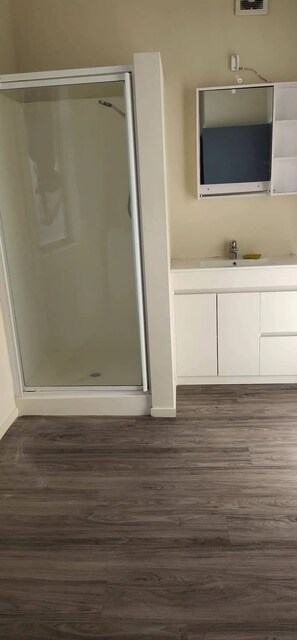 Shower, hair dryer, towels, soap - Lovely 4 bedrooms unit with Free parking and Wi-Fi (Hamilton)