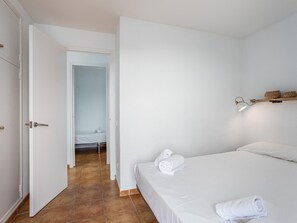 2 bedrooms, iron/ironing board, Internet, bed sheets