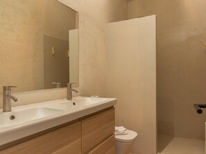 Suihku, hiustenkuivaaja, pyyhkeet