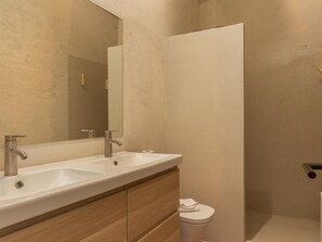 Douche, sĂšche-cheveux, serviettes fournies