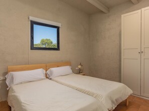 3 bedrooms, iron/ironing board, internet, bed sheets