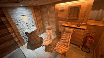 Un sauna, una bañera de hidromasaje, baño turco