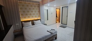 أغطية فراش متميزة وأسرّة بإسفنج يتكيف مع شكل الجسم ومكتب وواي فاي مجانًا