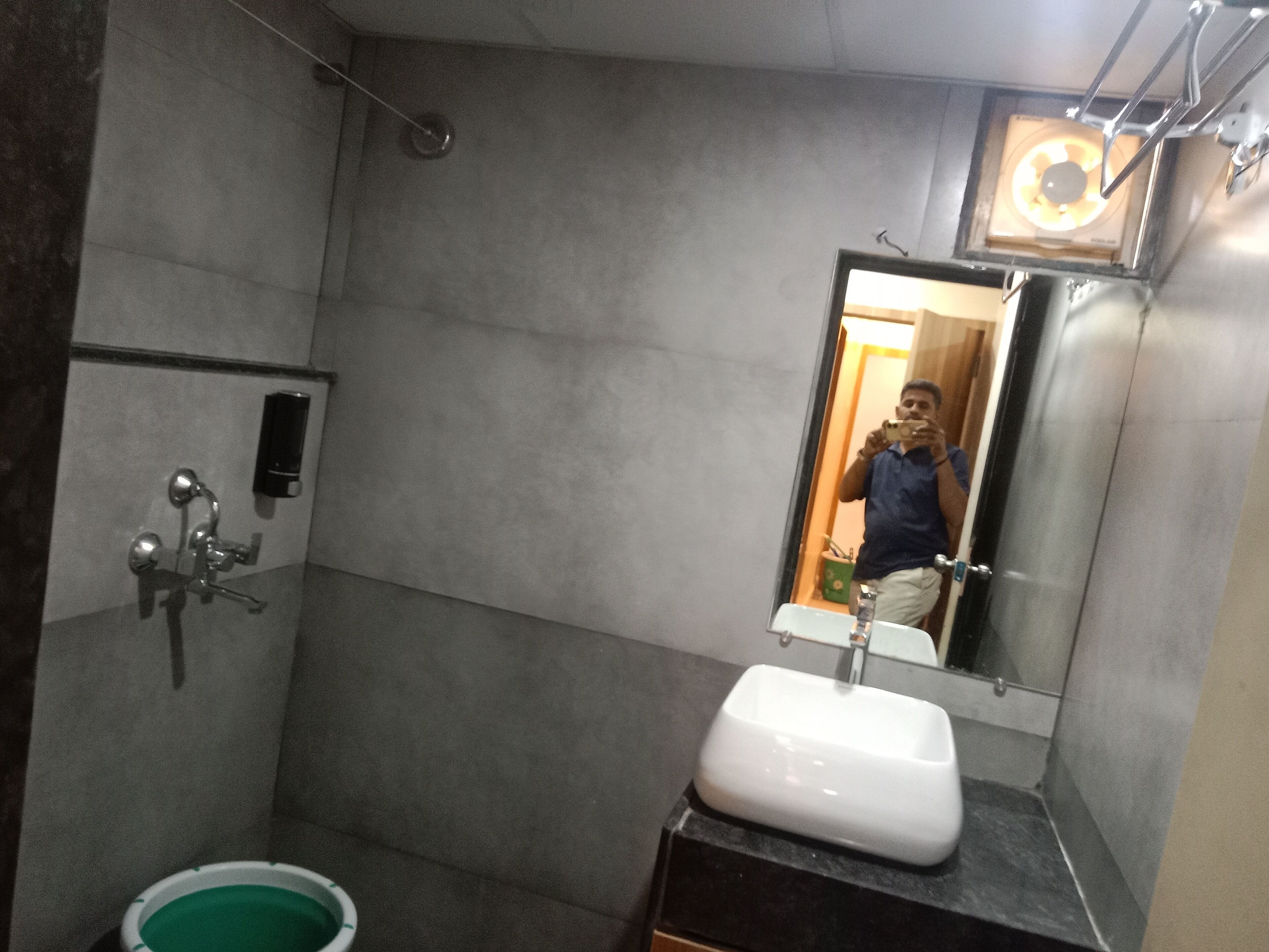 Ducha, cabezal de ducha tipo lluvia, toallas