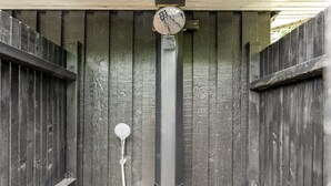 Une porte en bois avec un tuyau métallique et un manomètre.