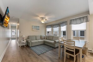 Living area - 5605 Seaview Ave, Unit G (Wildwood)