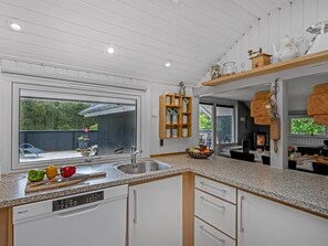Kylskåp, mikrovågsugn, ugn och diskmaskin