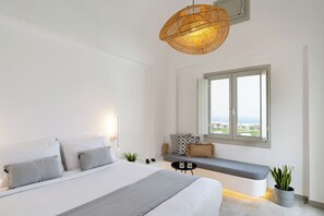 Superior suite, bubbelbad, uitzicht op zee | Woonruimte | Een 42-inch flatscreentelevisie met digitale zenders en televisie