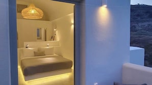 Junior Suite, Hot Tub, Sea View | Ruang tamu | 42 inci televisyen skrin rata dengan digital, TV 