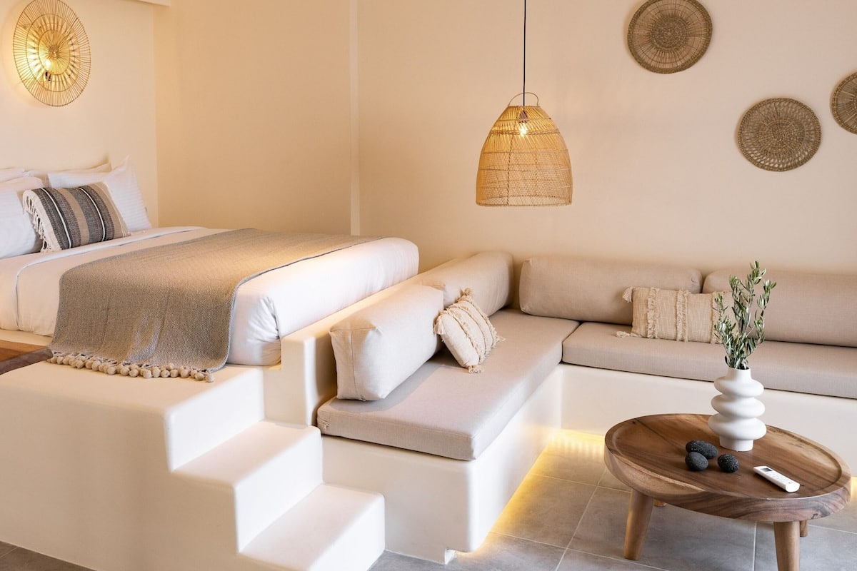 Premium bedding, in-room safe, soundproofing