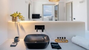 Junior Suite, Hot Tub, Sea View | Ruang tamu | 42 inci televisyen skrin rata dengan digital, TV 