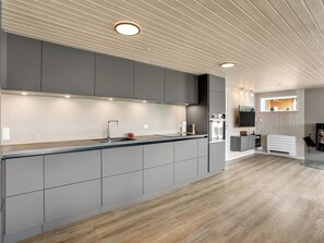 Kylskåp, mikrovågsugn, ugn och diskmaskin