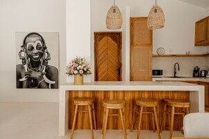 Refrigerador, microondas, placa de cocina, cafetera/tetera