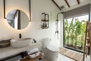 Dusche, Regendusche, kostenlose Toilettenartikel, Bademäntel