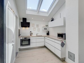 Fridge, microwave, dishwasher, cookware/dishes/utensils