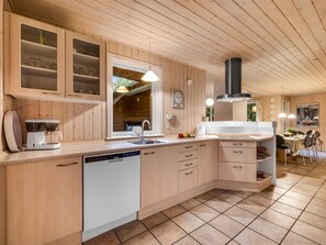 Kylskåp, mikrovågsugn, diskmaskin och grytor/köksredskap