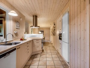 Kjøleskap, mikrobølgeovn, ovn og oppvaskmaskin