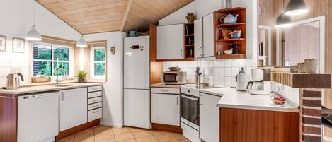 KĂŒhlschrank, Mikrowelle, GeschirrspĂŒler, Kochgeschirr/Geschirr/Besteck