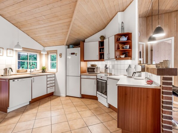 Kühlschrank, Mikrowelle, Ofen, Geschirrspüler