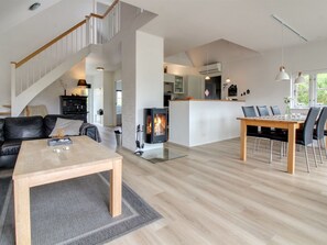 Fernseher, Kamin, DVD-Player
