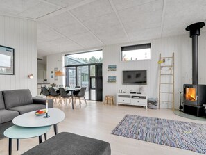 Fernseher, Kamin, DVD-Player