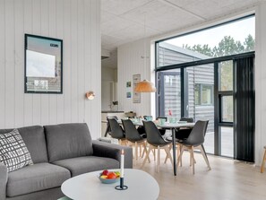 Fernseher, Kamin, DVD-Player