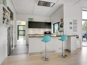 Kühlschrank, Mikrowelle, Geschirrspüler, Hochstuhl